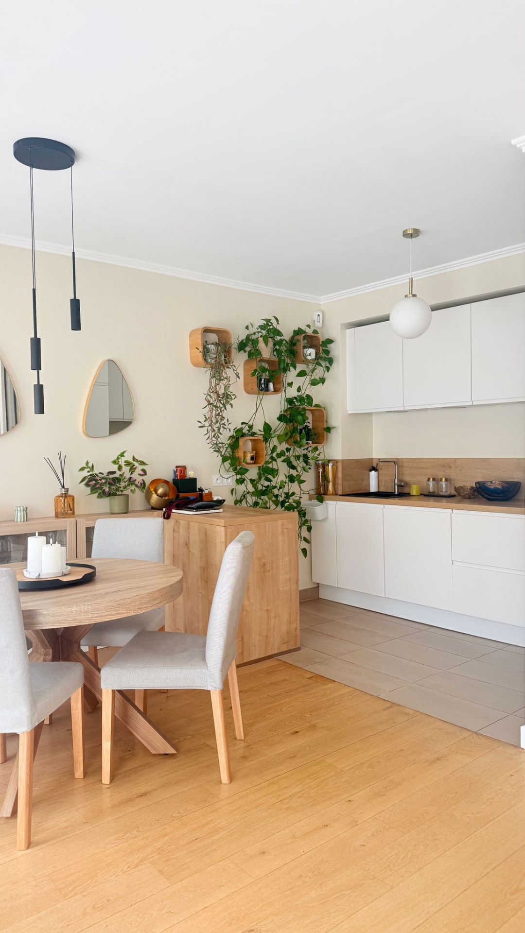 Cuisine ouverte blanche et bois, réalisation JLM Rénovation