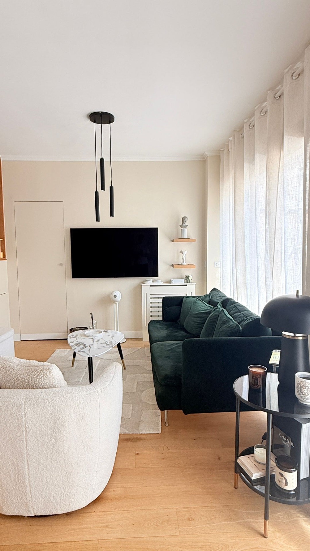 Séjour rénové avec canapé vert — réalisation JLM Rénovation