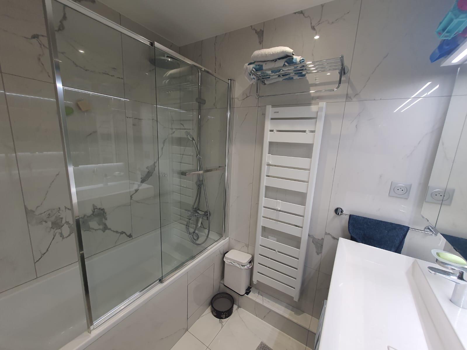 Salle de bain effet marbre, réalisation JLM Rénovation